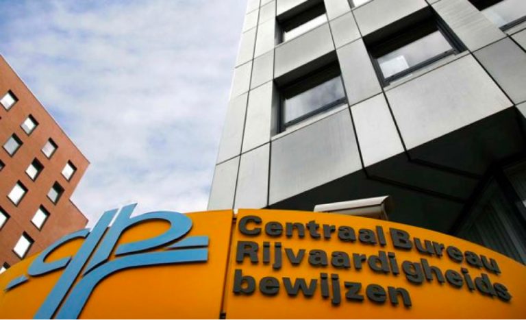 Home Groep cursisten volgt eendaagse theoriecursus door heel Nederland