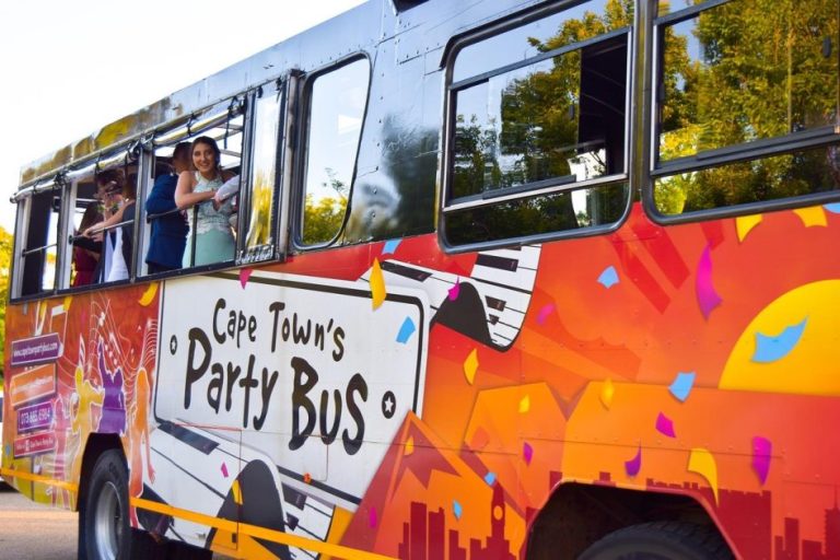 Home Partybus huren met luxe interieur, lederen stoelen en moderne geluidssysteem voor feesten en groepsuitjes