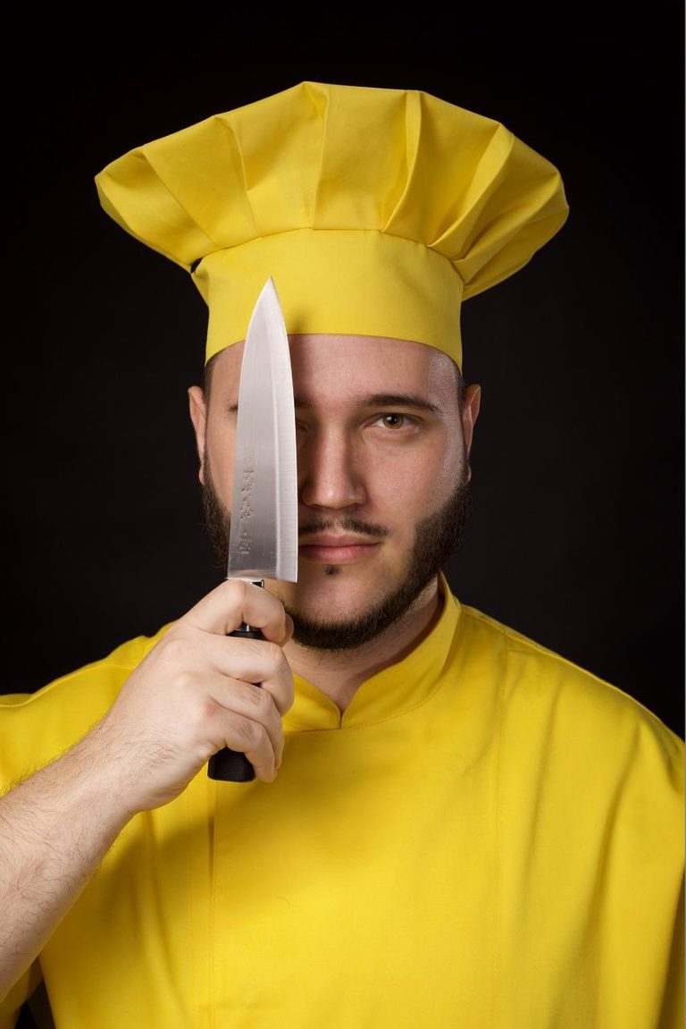 Home Keuken essentials zoals een scherp koksmes, messenblok en verse ingrediënten voor professioneel koken