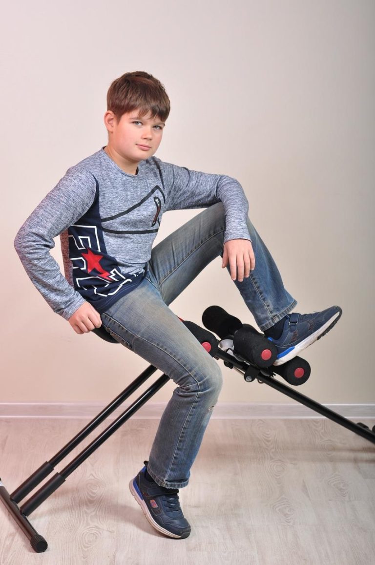 Home Sportschool Tilburg faciliteiten met moderne fitnessapparatuur en leden tijdens groepslessen voor gezondheid en fitness