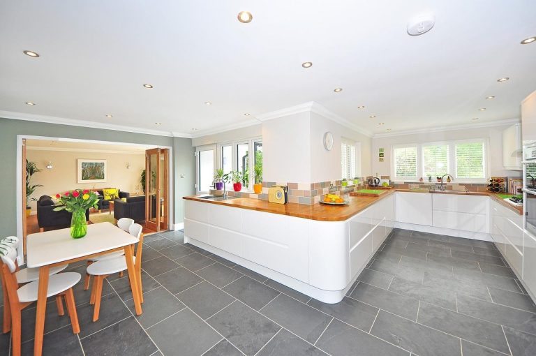 Home Voordelen van vloertegels: onderhoudsvriendelijke tegels in moderne woonkamer met natuursteen-look