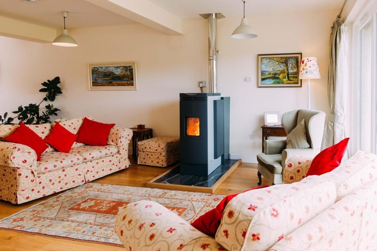 Home Moderne houtkachel in woonkamer biedt warmte, sfeer en duurzame verwarming met klassiek design